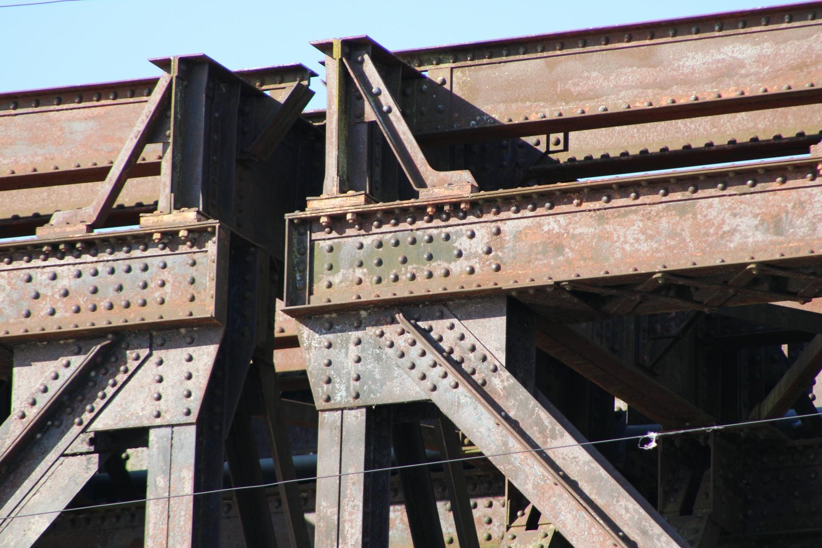 Upper angle connection, east track
